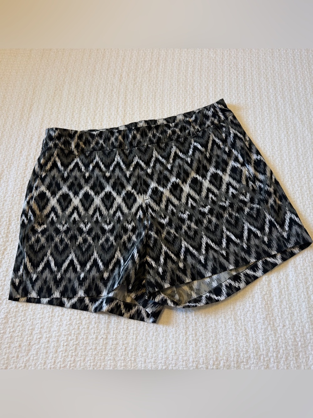 SPANX Sunshine Ikat Black Stretch Shorts Size M